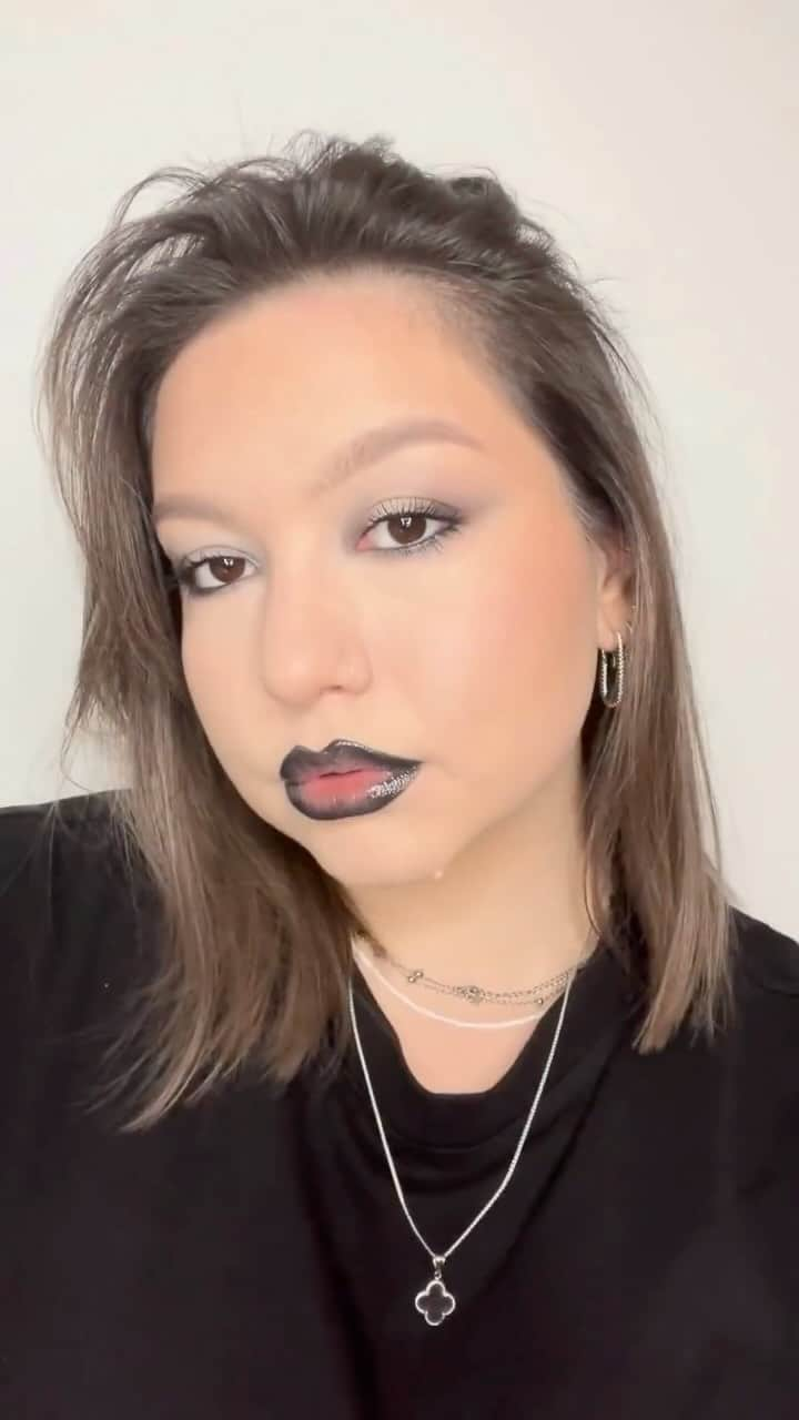 M·A·C Cosmetics Deutschlandのインスタグラム：「#SoftGoth 🔥🖤 Der #MACTrend geht mit seinen subtilen Nuancen und rebellischen Vibes diese Saison absolut viral!  Diese Produkte brauchst Du für den Look:  🖤 Eye Kohl (Smolder) 🖤 Eye Shadow Palette (Encrypted Kryptonite) 🖤 MACStack Mascara 🖤 Clear Lipglass  @benan_guven」