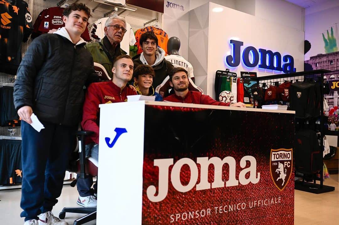 トリノFCさんのインスタグラム写真 - (トリノFCInstagram)「Meet&Greet allo @jomasportitalia Store ✍️📸  #SFT」12月8日 1時35分 - torinofc1906