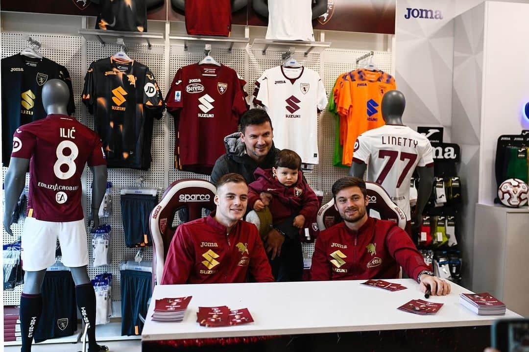 トリノFCさんのインスタグラム写真 - (トリノFCInstagram)「Meet&Greet allo @jomasportitalia Store ✍️📸  #SFT」12月8日 1時35分 - torinofc1906