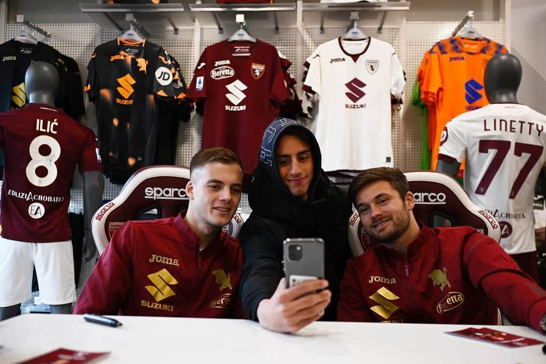 トリノFCさんのインスタグラム写真 - (トリノFCInstagram)「Meet&Greet allo @jomasportitalia Store ✍️📸  #SFT」12月8日 1時35分 - torinofc1906