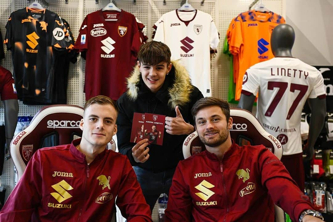 トリノFCさんのインスタグラム写真 - (トリノFCInstagram)「Meet&Greet allo @jomasportitalia Store ✍️📸  #SFT」12月8日 1時35分 - torinofc1906