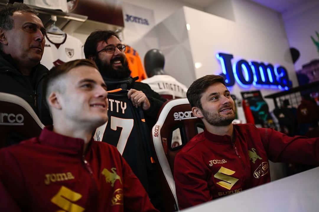 トリノFCのインスタグラム：「Meet&Greet allo @jomasportitalia Store ✍️📸  #SFT」