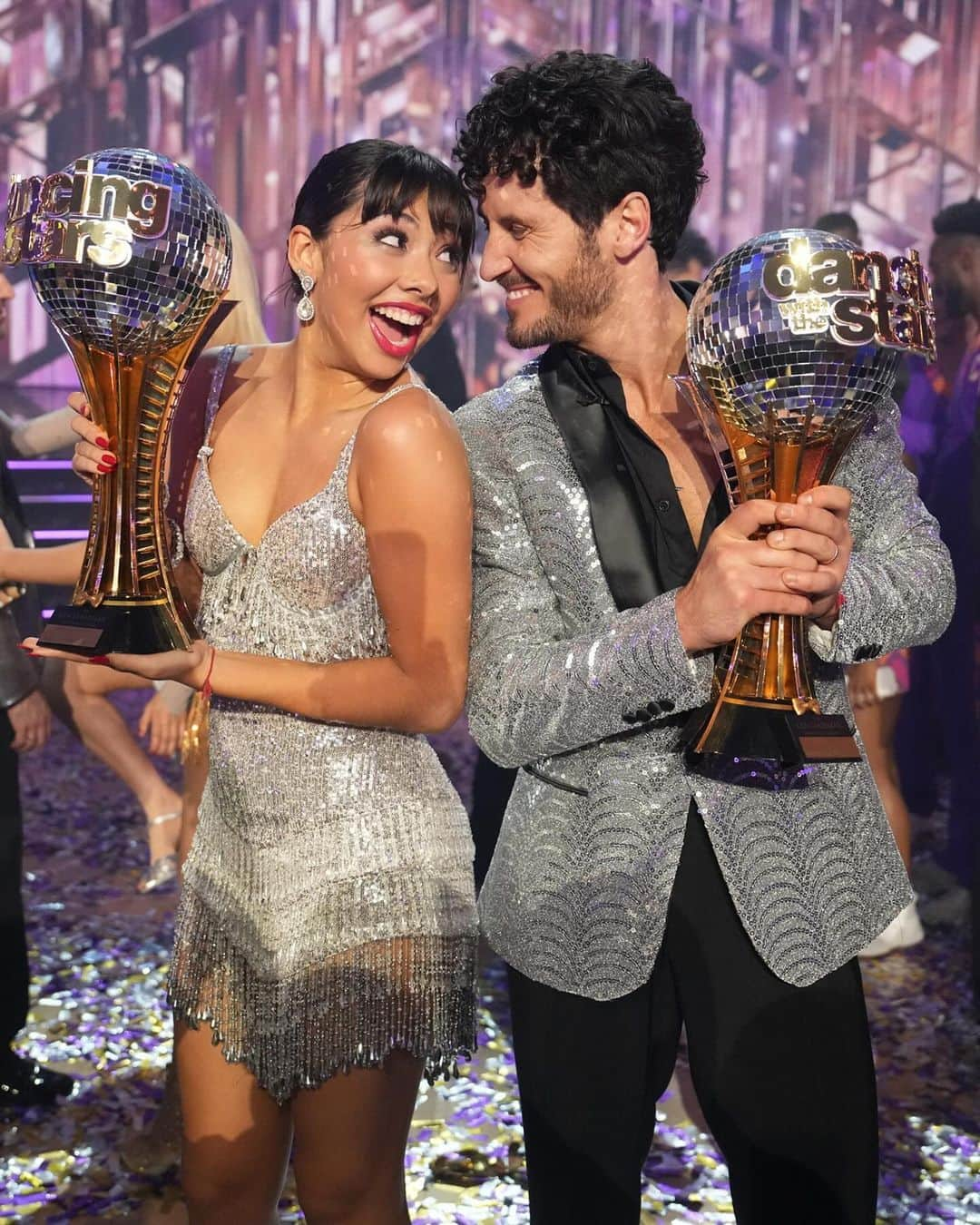 ジュリアン・ハフさんのインスタグラム写真 - (ジュリアン・ハフInstagram)「And just like that… Season 32 has come to an end 🤍 Congratulations to our new ballroom champs, @_xochitl.gomez and @valentin! 🪩🌟  To all of the finalists this season – you should be so proud of how far you’ve come and what you accomplished! A major congratulations for all you’ve done inside and outside of the ballroom over these last several weeks. Your ability to push yourself beyond your comfort zone and into a new phase of self-growth has been remarkable to watch. I feel truly honored to know every one of you and to have been on this journey with you this season! Thank you for letting me in on this wild ride. Welcome to our forever-evolving DWTS family, and cheers to Season 32 and many more to come! 🪩🤍」12月8日 1時35分 - juleshough