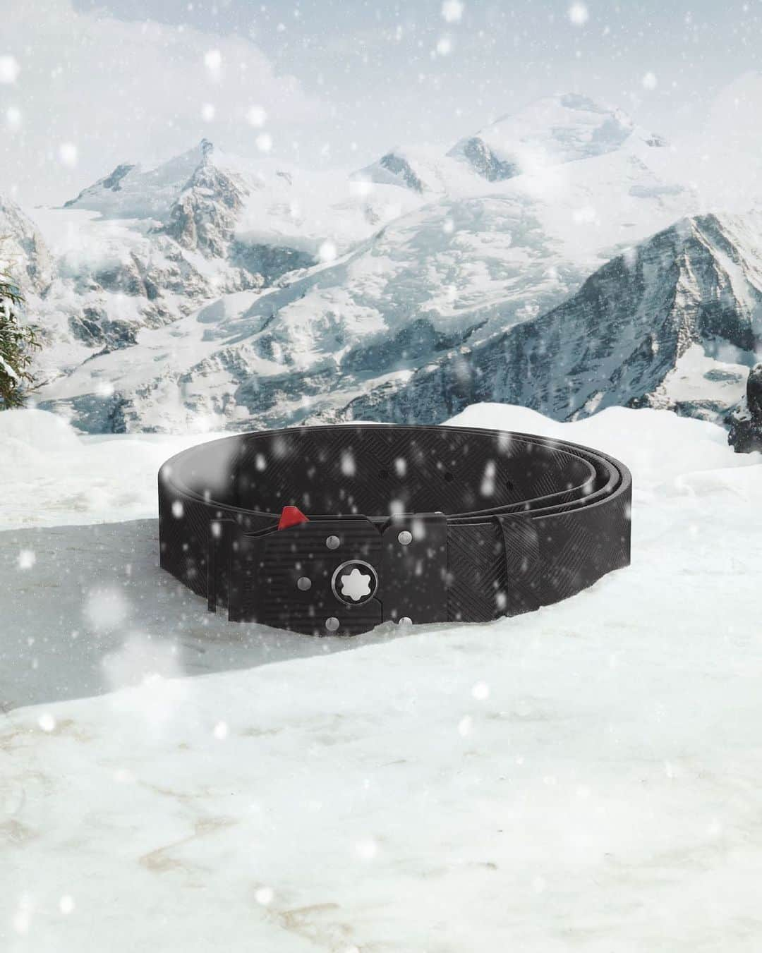 モンブランのインスタグラム：「Drawing inspiration from the world of mountaineering, the M Lock 4810 Black Printed leather belt is the perfect gift for holiday festivities by the snow-covered mountains.  #HeartWritten #InspireWriting #GiftMontblanc」