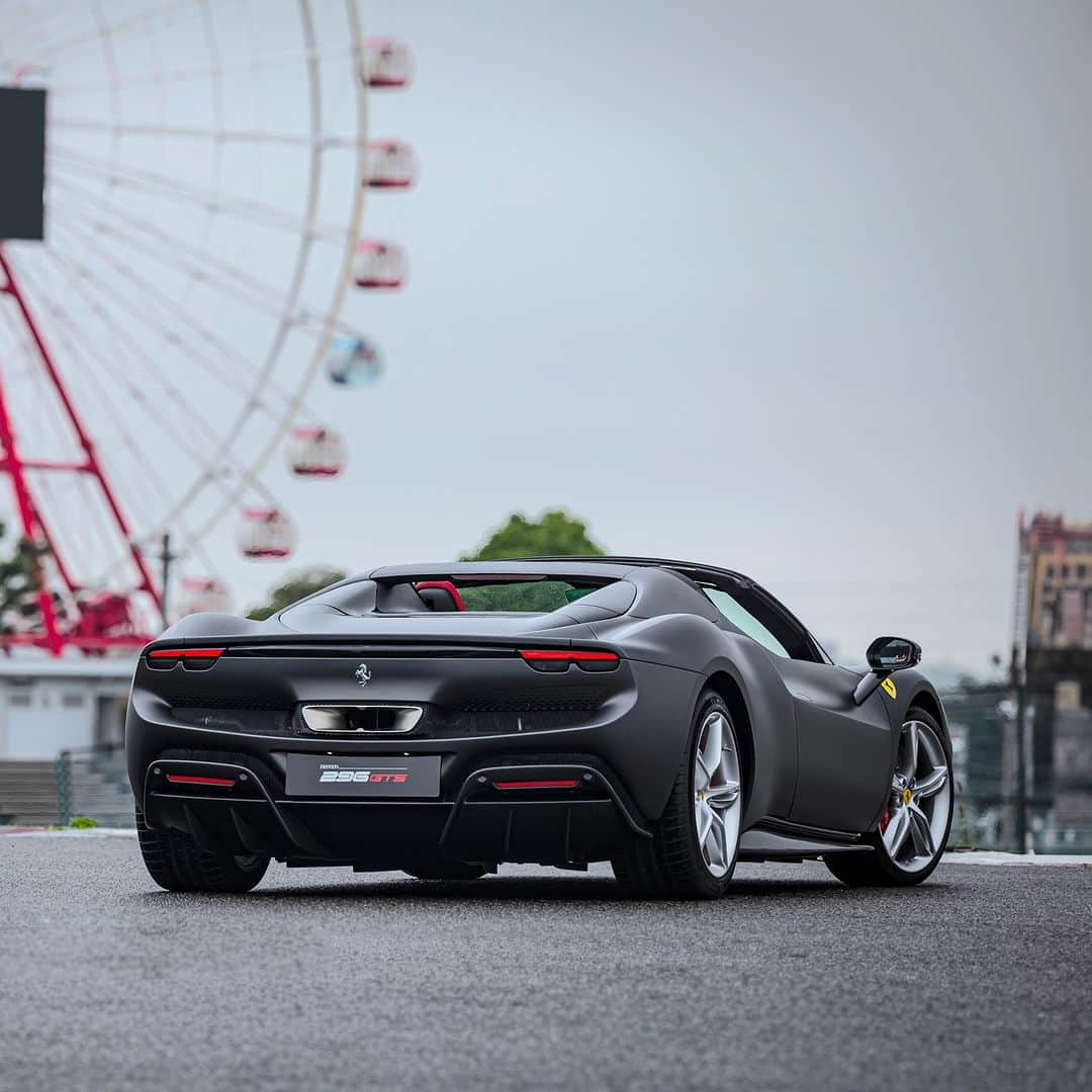 フェラーリさんのインスタグラム写真 - (フェラーリInstagram)「Who would you take with you on the ferris wheel?  Credits to@ferrarijpn  #Suzuka #Ferrari296GTS #Ferrari」12月8日 1時42分 - ferrari