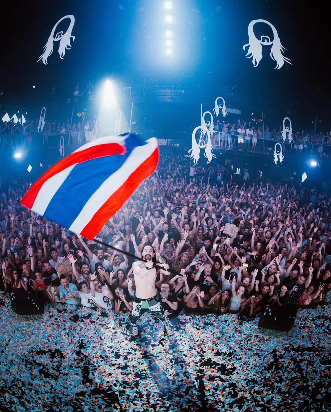 スティーヴ・アオキのインスタグラム：「Phuket energy! Thank u for jumping and dancing with me. Love playing here @illuzion_phuket 🇹🇭 ❤️」