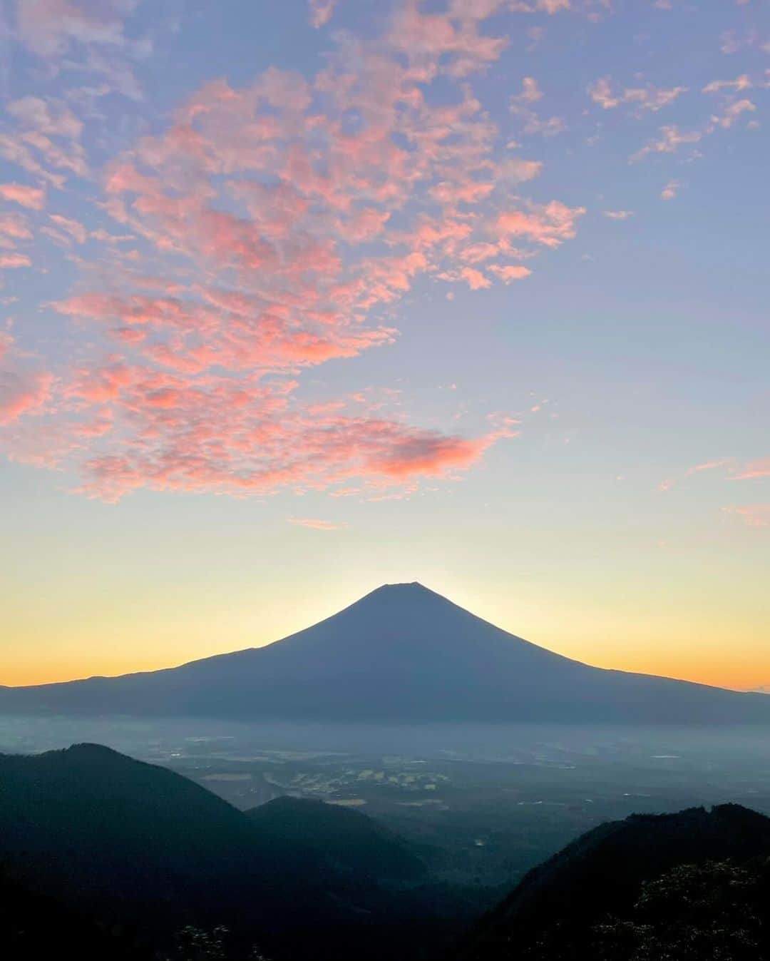 白木愛奈さんのインスタグラム写真 - (白木愛奈Instagram)「先日急遽された 富士山写真家の 橋向真さんの写真展に行ってきました。  2年前に調査隊のロケでお会いして、密着させていただく中で、橋向さんの富士山への愛やその愛からくる迫力ある写真、そして明るくてフレンドリーな人柄にすぐ魅了されました。  ロケのあとも、仕事を応援してくださったり、見頃のお花を教えてくださったり、とても優しくしてくださいました。 番組で紹介した殿のコスモス畑をおすすめして下さったのも橋向さんでした🌸  写真家としてこれからもっと注目される存在になる、という中で、話を聞いた時は本当に信じられず悲しみでいっぱいになったのですが、 今日、こうして写真を改めて見ることが出来て本当に良かったです。  もっと自分もアナウンサーとして人として成長して、恥ずかしくない姿を、富士山よりも高いところでみんなを見守ってくれている橋向さんに見てもらいたいと思います。 本当にありがとうございました。  こちらの写真展は12/10までです🗻  #橋向真 さん #とにかく凄い富士山撮る人」12月8日 1時51分 - shiraki_mana