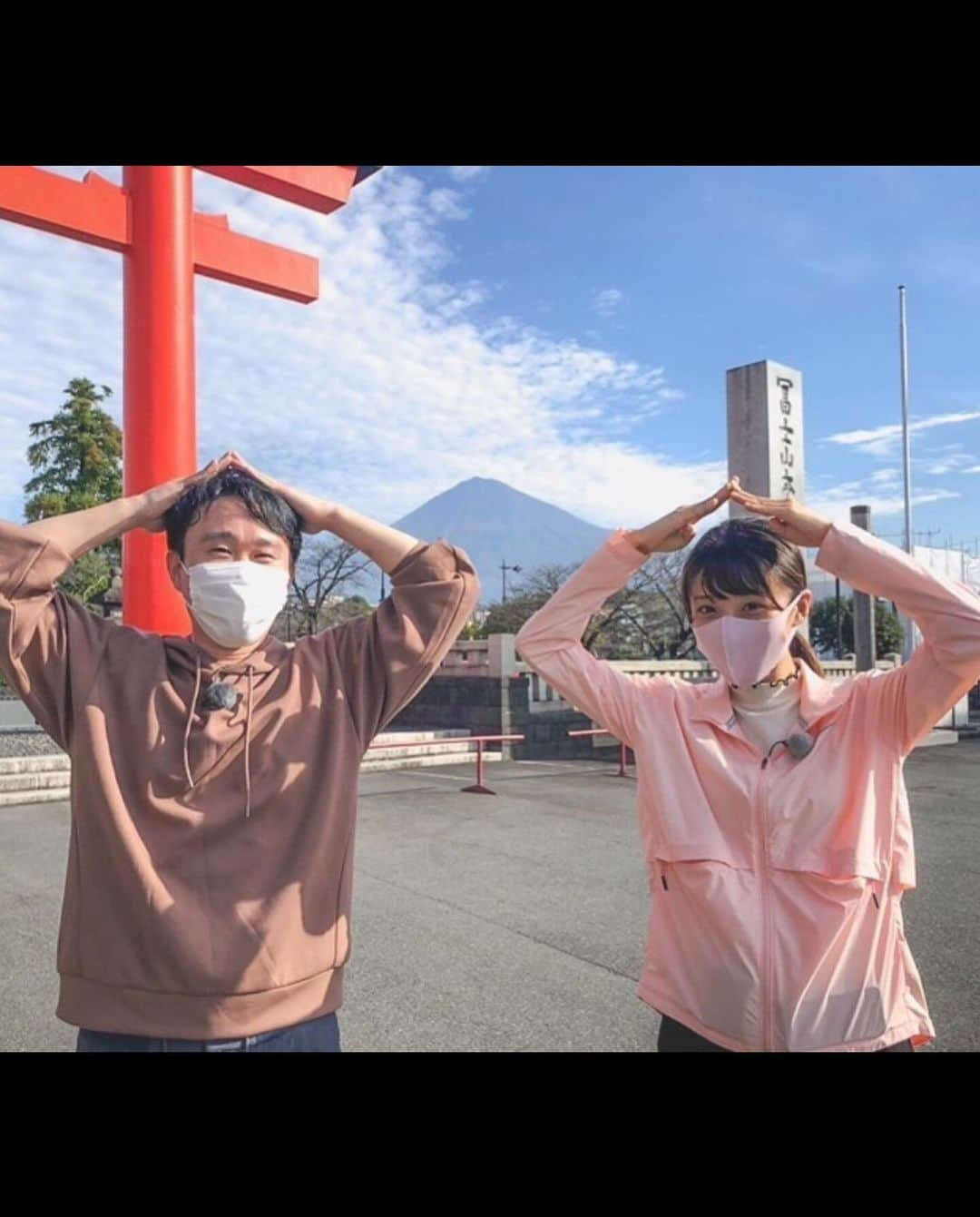 白木愛奈さんのインスタグラム写真 - (白木愛奈Instagram)「先日急遽された 富士山写真家の 橋向真さんの写真展に行ってきました。  2年前に調査隊のロケでお会いして、密着させていただく中で、橋向さんの富士山への愛やその愛からくる迫力ある写真、そして明るくてフレンドリーな人柄にすぐ魅了されました。  ロケのあとも、仕事を応援してくださったり、見頃のお花を教えてくださったり、とても優しくしてくださいました。 番組で紹介した殿のコスモス畑をおすすめして下さったのも橋向さんでした🌸  写真家としてこれからもっと注目される存在になる、という中で、話を聞いた時は本当に信じられず悲しみでいっぱいになったのですが、 今日、こうして写真を改めて見ることが出来て本当に良かったです。  もっと自分もアナウンサーとして人として成長して、恥ずかしくない姿を、富士山よりも高いところでみんなを見守ってくれている橋向さんに見てもらいたいと思います。 本当にありがとうございました。  こちらの写真展は12/10までです🗻  #橋向真 さん #とにかく凄い富士山撮る人」12月8日 1時51分 - shiraki_mana