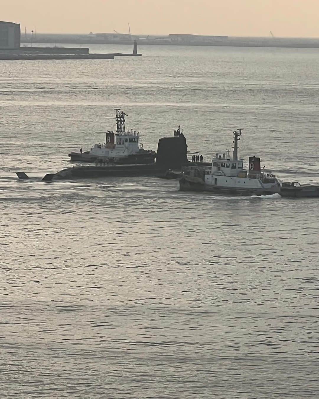 キャシー中島さんのインスタグラム写真 - (キャシー中島Instagram)「* 朝の神戸港に潜水艦を見つけました。 タグボートに引かれて方向転換、 あっという間に沈んで行きました。  ずーっと見ちゃった❗️ 珍しくて。  さて今日は午前中キルトサロンでレッスン、 午後は洋輔の刺繍クラスがあります。  私はレッスンが終わって大急ぎに東京に帰ってきて、勝野パパと合流。 七奈美のところに来ました。  花を持つ男の人ってなんだか素敵💓  実は今夜のフライトでハワイに行きます。  ななちゃん一緒に行こうね❣️  ホノルルマラソン、10ウォークに今年も出ます。  さあ 皆さんも一緒にいきましょうね♪」12月8日 1時59分 - official_kathynakajima