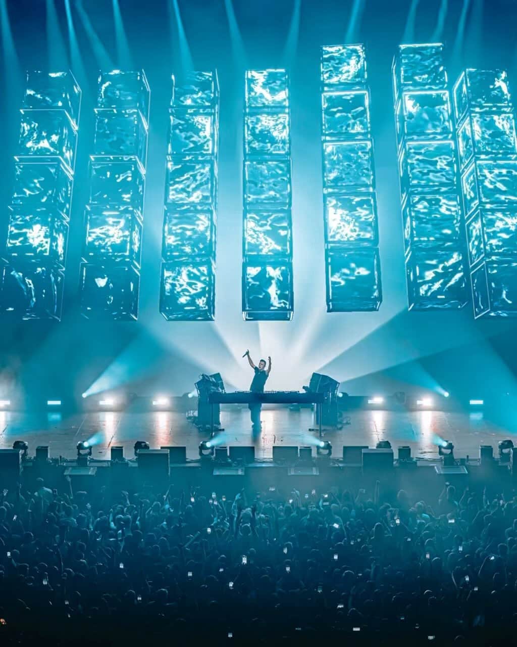 ニッキー・ロメロのインスタグラム：「@nickyromero presented his brand new concept "Nightvision" with unique visual experiences and multiple instruments played by himself! Which video is your favourite? 🤯  1. Toulouse - Nicky Romero 2. Chapters - @nickyromero on drums, @gideonluciana on vocals 3. Give In - @nickyromero on synths, @itsdarlajade on vocals 4. For The People 5. Piano Intro by Nicky Romero 6. Skin On Skin - @itsdarlajade on vocals」