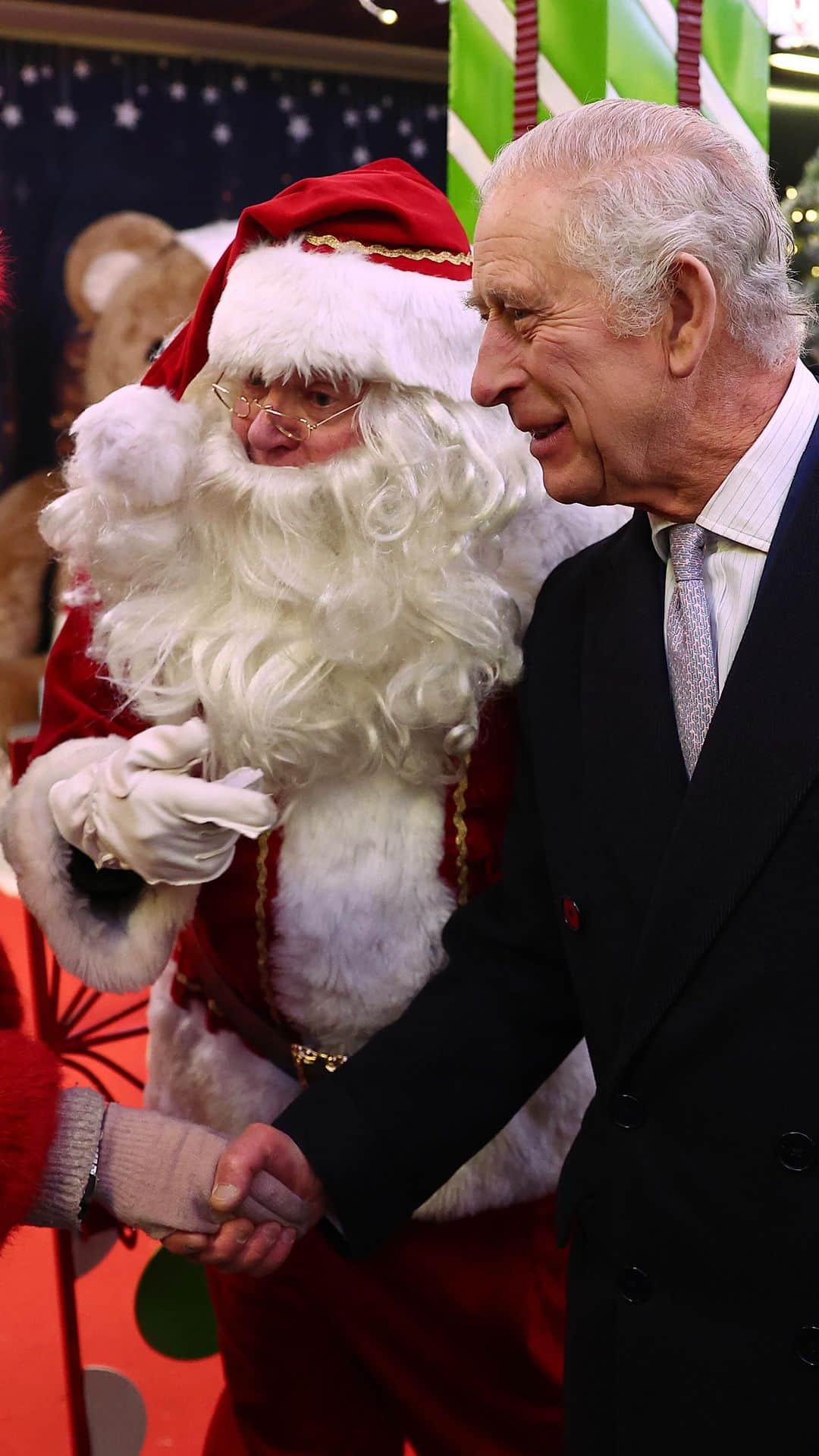 ロイヤル・ファミリーのインスタグラム：「Feeling festive! 🎅   The King has visited Ealing Broadway Christmas Market, where His Majesty met local business owners and stallholders - including recipients of The King’s Award for Voluntary Service.   For the eighth year running, the Christmas Market has returned to the town square, offering a host of handmade gifts, crafts and decorations. 🎄 A dedicated community hut at the market also welcomes 15 local charities and groups.  Ealing Broadway Shopping Centre was opened by Queen Elizabeth II in 1985 and now attracts an annual 13 million footfall. The local community have been donating to the Centre’s partner charities: Ealing Food Bank and the Young Ealing Foundation.」
