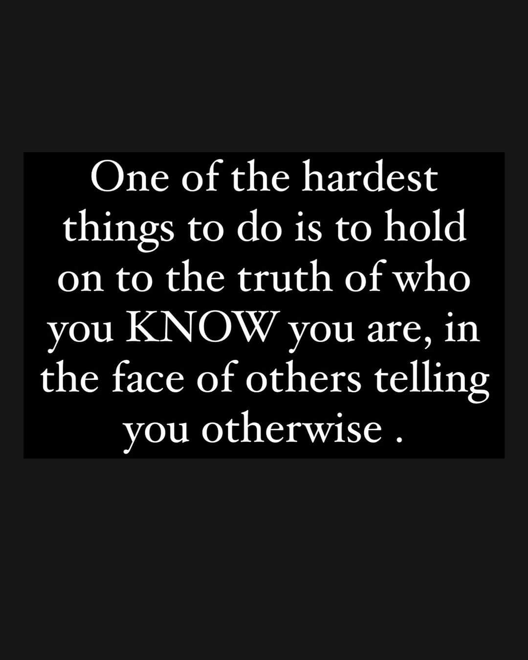 アマンダ・デ・カディネットのインスタグラム：「I’m dealing with this today. It’s hard to do. This is a reminder for anyone else who needs it today, including myself.  🤍」