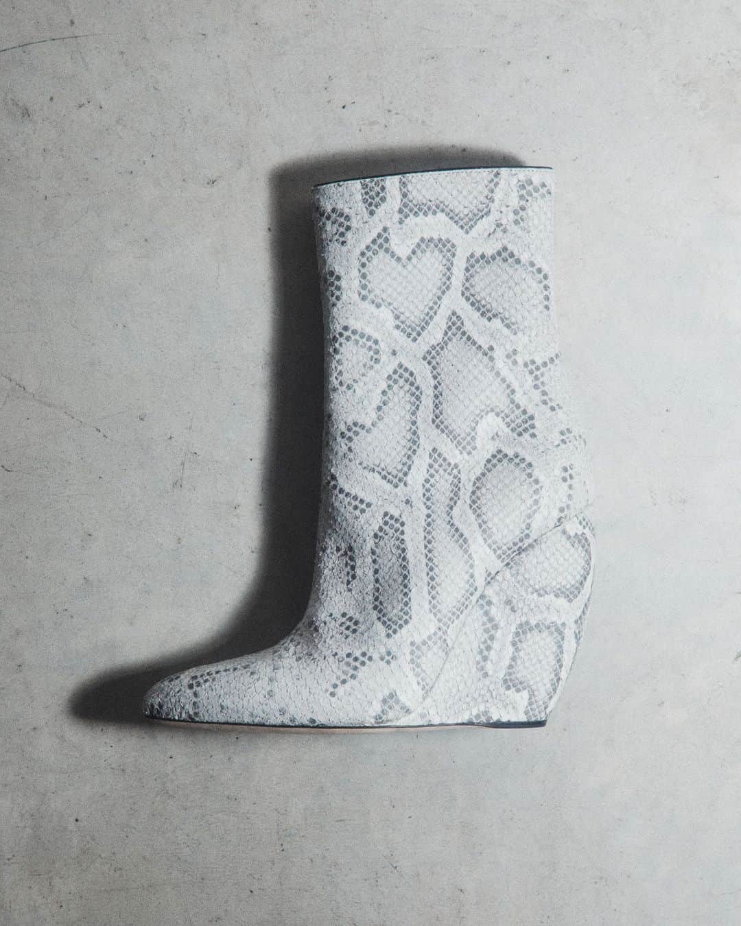 Giuseppe Zanotti Designのインスタグラム：「Chic shades of gray. Whether paired with a mini or jeans, the new season GINNYFER BOOTIE is designed to elevate your style. #GiuseppeZanotti #GZSS24」