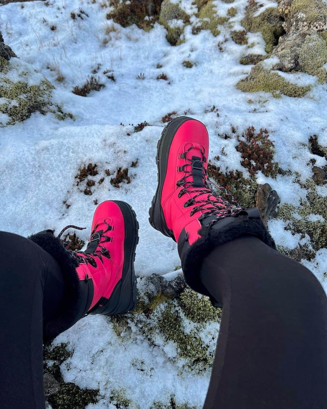 アグのインスタグラム：「One Pink Glow in the snow please xx  Featured: @jennylinnnn   #UGG #FeelsLikeUgg #WinterOOTD #ColdWeather #Iceland」
