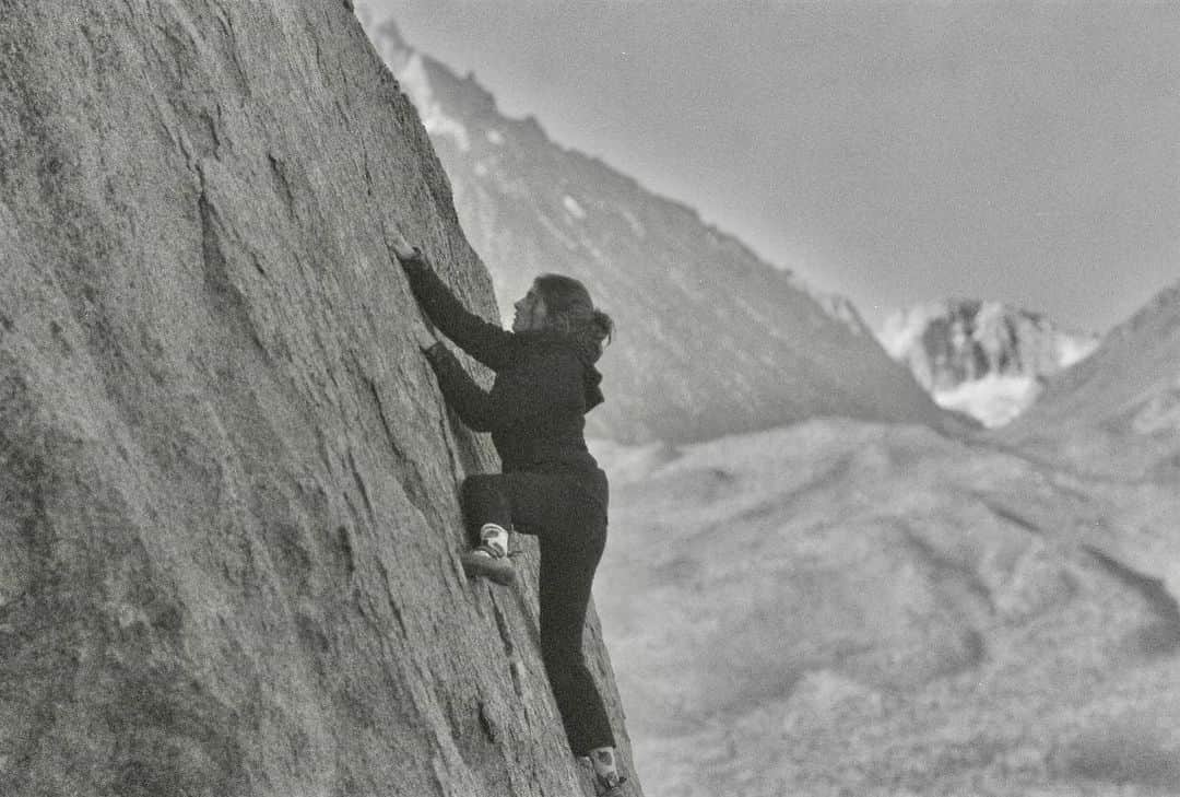 ウィロー・シールズのインスタグラム：「Climbing in Bishop CA on 35mm black and white film🏔️」