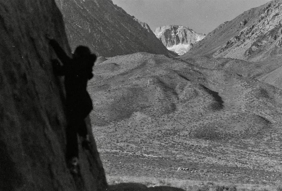 ウィロー・シールズさんのインスタグラム写真 - (ウィロー・シールズInstagram)「Climbing in Bishop CA on 35mm black and white film🏔️」12月8日 2時01分 - willowshields