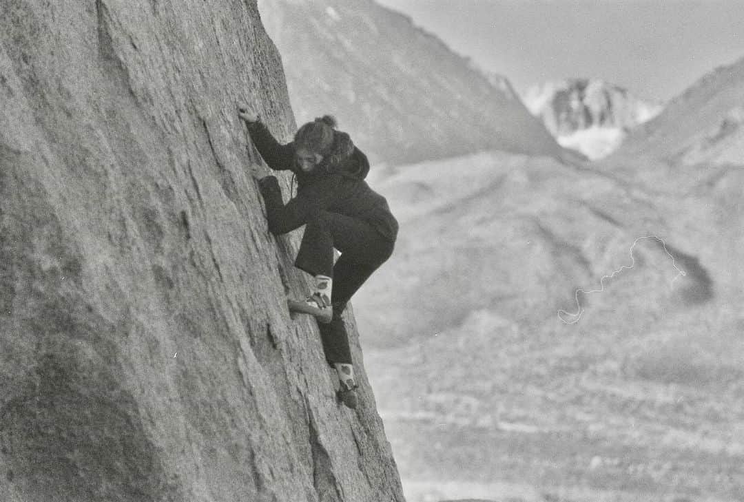 ウィロー・シールズさんのインスタグラム写真 - (ウィロー・シールズInstagram)「Climbing in Bishop CA on 35mm black and white film🏔️」12月8日 2時01分 - willowshields