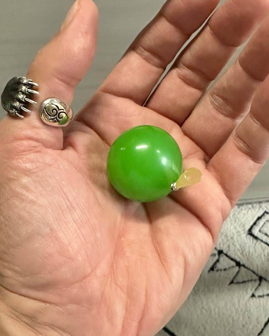 宇梶剛士さんのインスタグラム写真 - (宇梶剛士Instagram)「はい📸パチリ✨に辿り着くまで何十枚撮ったことか。お〜い、くっつきすぎ〜💦あっ！まだダメっ💦おっ、どこいくの〜💦ポツ〜ンじゃん💦ということで、でもないけれど12月6日はノク4歳の誕生日でした。 9月のキト3歳の誕生日がとってもバタバタしていて、ちゃんとしてあげられなかったので(ほぼやる方の満足ですが)合同でお祝いしました。記念写真を撮るのにはたいそう時間をくったけれども、ご馳走を平らげるのは一瞬でした。  二子玉川も表参道も、街は師走の様相ですね。阿寒湖でいただいたトーラサンペ(まりも羊羹)食べちゃぉ♪さぁ今日は金曜日。『フェルマーの料理』第8話は22時から始まります。岳の親父は10枚目のあそこにおります🍀  #誕生日 #記念撮影 #チワワ #まりも羊羹 #師走の街 #フェルマーの料理 #TBS系列」12月8日 12時52分 - ukajiii