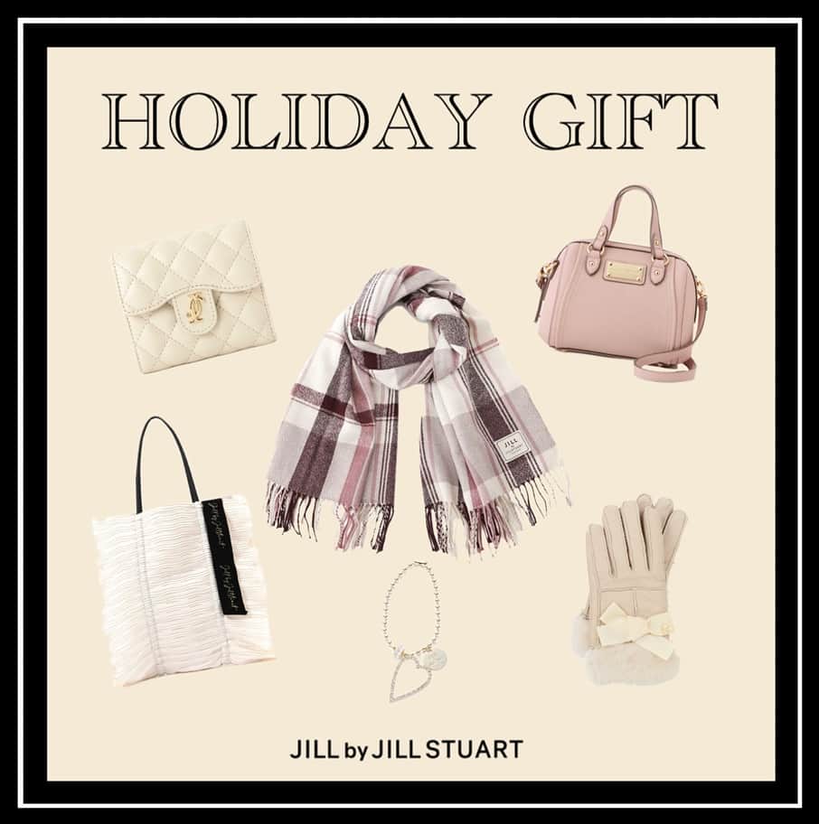 JILL by JILLSTUARTのインスタグラム：「. 《Holiday Gift》 ￣￣￣￣￣￣￣￣￣￣￣￣￣￣￣￣￣￣￣￣ 待ちに待った、ホリデーシーズンが到来！ 一年間の感謝を込めて 大切な人にJILL by JILL STUARTの贈り物を。  お勧めは定番人気のストール。 大判なのでマフラーとしてはもちろん 軽い羽織やブランケットとしても活用できます。  掲載アイテムはWEB・店舗ともに入荷中。 限定のギフトラッピングも合わせてチェックしてください。 ※ギフトラッピングは欠品の場合もございます。  ￣￣￣￣￣￣￣￣￣￣￣￣￣￣￣￣￣￣￣￣￣ #ジルバイジルスチュアート  #jillbyjillstuart #jillby  #JILL_23AW #2023aw」