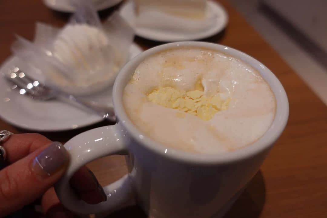MATSUIRIHOさんのインスタグラム写真 - (MATSUIRIHOInstagram)「冬になると、カフェ行きがち。 身体が冷え切った状態で飲む、 ふわっふわっのラテは格別なんだよな☕️  12/7からカフェ・ベローチェに新登場する3メニューを一足お先に⛄️ @cafe.veloce  1.ホワイトチョコラテ -香るオレンジ- ほぼほぼスイーツ化してる贅沢ラテ☕️ ホワホワホイップの上にホワイトチョコが🤤 先に食べちゃいそうだけど、溶かして飲むとクリーミーになります〜◎  2.ホワイトチョコモンブラン -キャラメルチップ＆クリーム- これはもう大優勝してた🥹もう一回食べたい！ ホワイトチョコとキャラメル味のモンブランは初めて食べたけど、クリーム多めで美味しかったな◎  3.ホワイトチョコのショートケーキ 上の削りホワイトチョコがいい仕事してた👌🏻 シンプルなショートケーキに見えるけど、隠し味にオレンジピューレが入ってます🍊  ケーキ食べたくなったら カフェ・ベローチェでひと息つくのもいいね◎  #sponsored #カフェ #cafe #coffee」12月8日 12時55分 - rihoo914