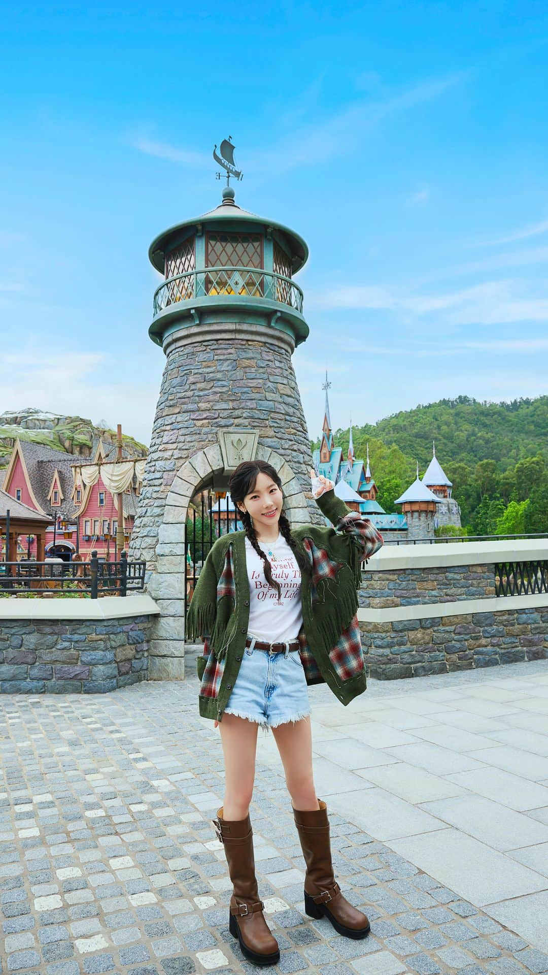 テヨン のインスタグラム：「TAEYEON is journeying into the World of Frozen for the first time in forever✨! Let’s follow in her footsteps and take a magical peek at Arendelle’s majestic fjord, traditional architecture, and iconic spots📍! Let’s go together “Into the Unknown!”  겨울왕국 세상으로 첫 여행을 떠나요✨！ 태연의 발걸음을 따라, 활기 넘치는 아렌델 왕국 속으로 들어가, 웅장한 왕국 풍경과 전통적인 양식의 건물 그리고 랜드마크📍를 구경하며, “숨겨진 세상”을 여행해 보아요!  太妍首次踏上魔雪奇緣世界的旅程✨！跟著她的腳步，走入充滿生機的阿德爾王國，欣賞當地的壯麗景致、傳統建築以及地標📍，展開 “Into The Unknown” 前往未知的歷程！  #TAEYEON #태연 #GirlsGeneration #소녀시대 @taeyeon.smofficial #LetItGo #WorldOfFrozen #HKDisneyland #魔雪奇緣世界 #香港迪士尼樂園」