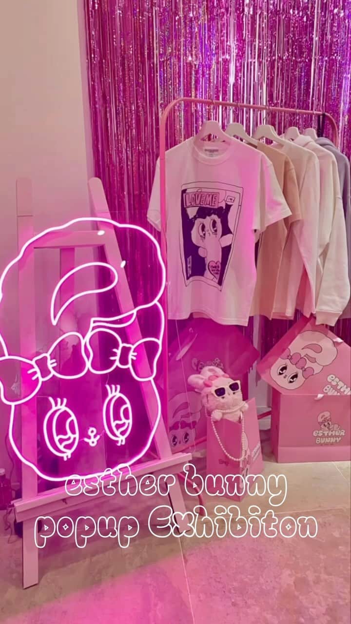濱内奈々子のインスタグラム：「🎀Esther Bunny popup exhibition🎀  エスターちゃんご本人にも会えて嬉しかったし、目の前でサインもしてもらえてとっても幸せ♡✍️💕🐰💗 Thank you soooooo much♡ @estherbunny.original  @estherbunny_jp  @watarulindaigarashi  . #estherbunny #エスターバニー」