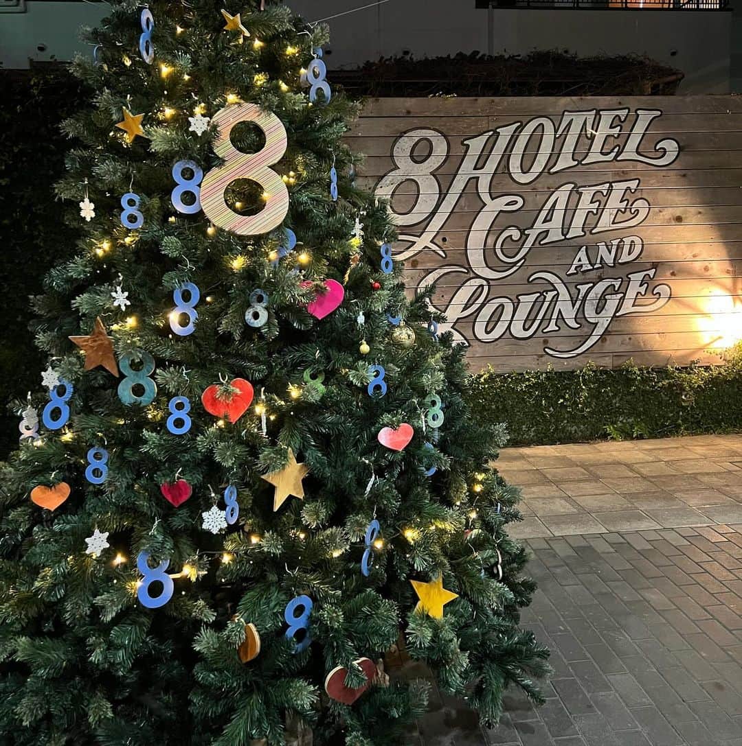 HanaHさんのインスタグラム写真 - (HanaHInstagram)「今年は父淳三とのJAZZ DUOでChirstmas party🎄子どもはフリーで入れるので、色んな世代に生音を楽しんでもれえたら嬉しいです。 キリちゃんのバンドセットも豪華で楽しみ！  Christmas Party at  8 HOTEL FUJISAWA @8lounge   Kiri HaLeBaLe × HANAH SPRING 2023/12/23 sat.  🎄🎄🎄  All Standing (優先席有) adv¥3000 Door¥3500+1drink  18:00 OPEN 19:00 Hanah Spring LIVE 20:00 Kiri HaLeBaLe  LIVE 22:00 CLOSE  Ticket at QR code  Hanah Spring with 岩見淳三(Gt)  キリハレバレ　@kirihalebale  BAND gt.Yozo  bass.Ben @chill2106  drums. Risa Cooper @risarisapurdie   @8hotel_fujisawa   #hanahspring #キリハレバレ #クリスマスライブ　#8hotel #8lounge #藤沢クリスマス　#藤沢ライブ　#湘南クリスマス　#christmas #12.23」12月8日 11時33分 - hanah_spring