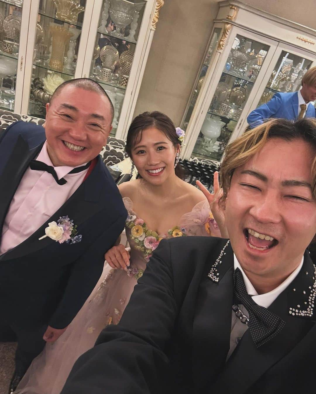 TOMO のインスタグラム：「改めて山本さん、未姫ちゃんご結婚おめでとうございます！  未姫ちゃんとはラジオ番組のパーソナリティーとしてずっと一緒にお仕事させて頂く中、一緒に韓国に行ったり、キャンプに行ったりとプライベートでも仲良しの仲間ですw 本当に嬉しく思います！  2人の作り出す笑いと涙のある素敵な結婚式だったー！！！  これからもよろしくお願い致します！  #山本圭壱 さん#西野未姫 #結婚式」