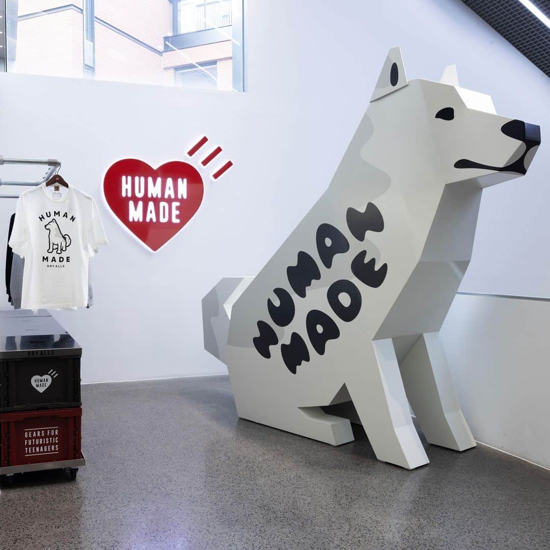 HUMAN MADEのインスタグラム：「Opening of HUMAN MADE Pop-up by WORKSOUT in Seoul, Korea  *English follows Japanese.  12月9日から、韓国・ソウルにあるセレクトショップWORKSOUT（ワークスアウト）のオープン20周年を記念して「HUMAN MADE Pop-Up Store by WORKSOUT」をソウルの流行発信地、狎鴎亭（アッグジョン）のWORKSOUT APGUJEONG STORE（ワークスアウト・アッグジョンストア）にて期間限定で開催いたします。   ポップアップストアでは、HUMAN MADE SEASON 26の最新アイテムのほか、韓国の天然記念物に指定されているチンドケンのアニマルグラフィックを施した、Tシャツとフーディー、キャップ、カードケースといった全4型の限定アイテムが登場します。    詳細はHUMAN MADE公式WebサイトのNEWSページよりご確認ください。 https://humanmade.jp/blogs/news   On December 9, to celebrate the 20th anniversary of the opening of WORKSOUT, a street fashion select store in Seoul, "HUMAN MADE Pop-Up Store by WORKSOUT" will open for a limited time at WORKSOUT APGUJEONG STORE in Apgujeong, the fashion center of Seoul.​​   In addition to the latest items from HUMAN MADE SEASON 26, the pop-up store will feature a total of four exclusive items, including T-shirts, hoodies, caps, and card cases with animal graphics of the Jindo dog, which is designated as a natural treasure in Korea.  More information, please go to https://humanmade.jp/blogs/news」