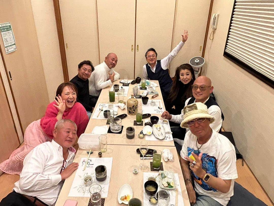 近藤信秋 のインスタグラム：「先日、エンコ会(浅草会)のみんなと久しぶりに集まって『総長(俺)応援会』をやってくれました。もちろん俺は緑茶で乾杯。早く又、みんなでワイワイ飲める日が来るのを楽しみにしてます。ありがとね。🍾👍🏾😎💕」