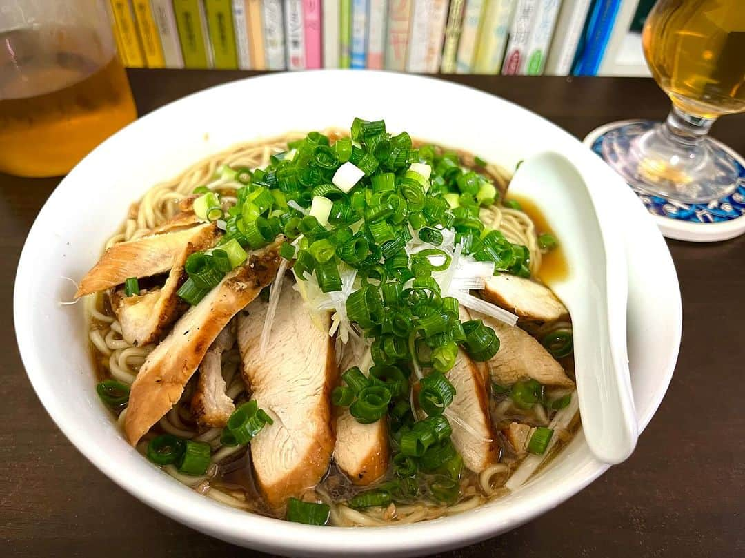 白珠イチゴのインスタグラム：「友人から送ってもらった尾道ラーメン。 チャーシューは鶏肉で作りました。 美味しかった！  #ご飯 #夕ご飯 #夕ご飯記録 #晩御飯 #晩御飯の記録 #美味しいもの #ひとり暮らし #ひとりごはん #1人暮らし #一人暮らし #一人暮らし女子  #自炊 #自炊女子 #晩御飯 #晩御飯の記録 #常備菜 #丁寧な暮らし #丁寧な暮らしに憧れる #丁寧に暮らす #美味しい #美味しいもの #自炊 #自炊生活 #japan #japanfood #japanlife #ラーメン #noodle #ラーメン部 #手料理 #手作りラーメン」