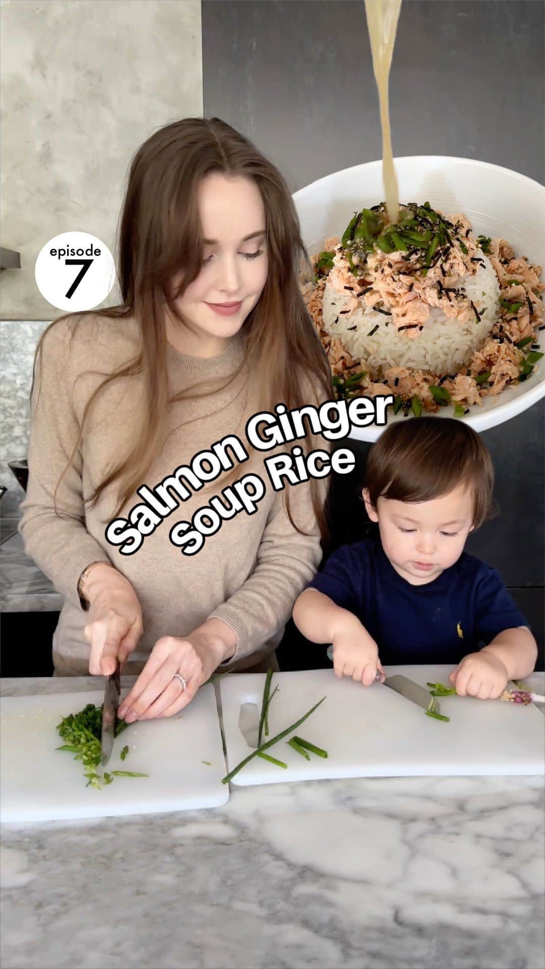 テイラーRのインスタグラム：「Salmon and Ginger Soup Rice. A great source of protein, anti-inflammatories, antioxidants and hydration, all while having a light comforting taste- making it perfect for anyone who isn’t feeling well.   Ingredients (serves 4-6) *salmon (I used 4 pieces) *ginger (I used about 10 pieces, smashed) *1000ml water *2.5 tsp dashi *2 tbsp rice vinegar *3 cups of rice, cooked (you can use leftover rice to make this even easier/faster) *white pepper (adjust to taste preference) *spring onion (garnish) *furikake (garnish)  Method* 1. Pan fry salmon in some neutral oil with the ginger until the salmon is golden brown. 2. add the water, bring to a boil and cook for about 15 minutes 3. sprinkle in the dashi, rice vinegar, and white pepper, cook for another few minutes, taste and adjust if you want to (you can also add salt if you like but I didn’t feel I needed to) 4. strain, separate/debone the salmon meat 5. place a small bowl of rice in a bowl, garnish with spring onion and furikake, then pour the soup broth on top  #salmonsouprice #ochazuke #salmonochazuke #toddlerapprovedrecipes #whatmytoddlereats #fluseason」