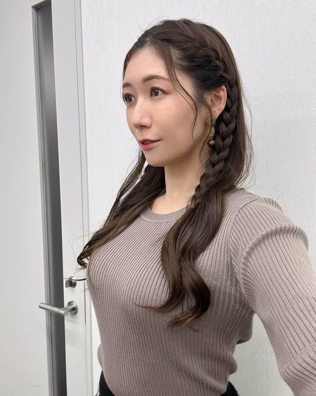 穂川果音のインスタグラム：「hairstyle  巻き髪アレンジ！  earrings→ @abiste_official   #hairarrange #ハーフアップ　#ハーフアップアレンジ　#ゆる巻き　#ダウンスタイル　#巻き髪アレンジ　#アベプラ」