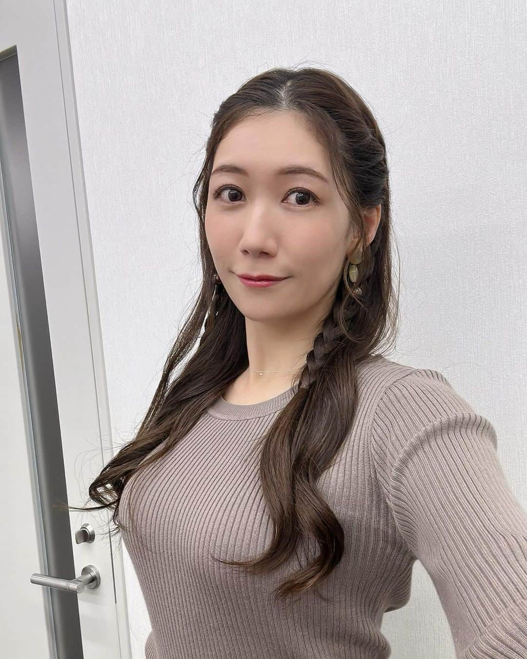 穂川果音さんのインスタグラム写真 - (穂川果音Instagram)「hairstyle  巻き髪アレンジ！  earrings→ @abiste_official   #hairarrange #ハーフアップ　#ハーフアップアレンジ　#ゆる巻き　#ダウンスタイル　#巻き髪アレンジ　#アベプラ」12月8日 11時38分 - hokawakanonn