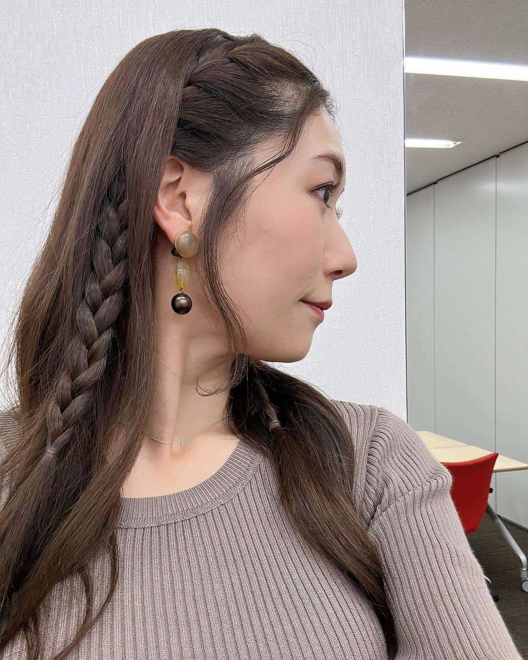 穂川果音さんのインスタグラム写真 - (穂川果音Instagram)「hairstyle  巻き髪アレンジ！  earrings→ @abiste_official   #hairarrange #ハーフアップ　#ハーフアップアレンジ　#ゆる巻き　#ダウンスタイル　#巻き髪アレンジ　#アベプラ」12月8日 11時38分 - hokawakanonn