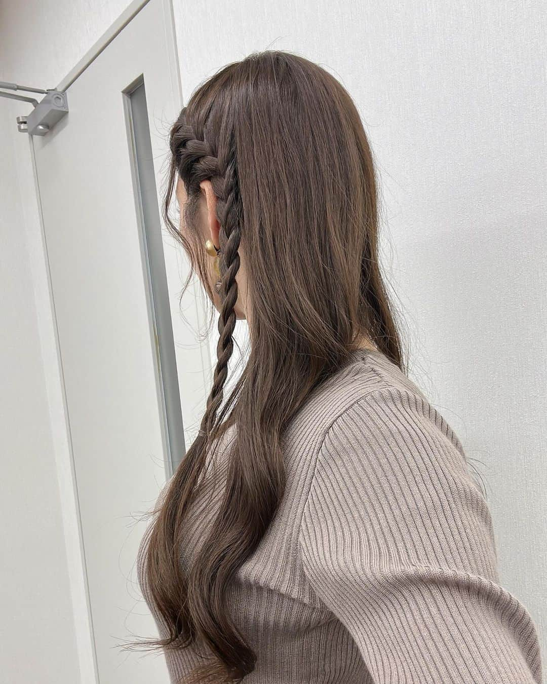 穂川果音さんのインスタグラム写真 - (穂川果音Instagram)「hairstyle  巻き髪アレンジ！  earrings→ @abiste_official   #hairarrange #ハーフアップ　#ハーフアップアレンジ　#ゆる巻き　#ダウンスタイル　#巻き髪アレンジ　#アベプラ」12月8日 11時38分 - hokawakanonn