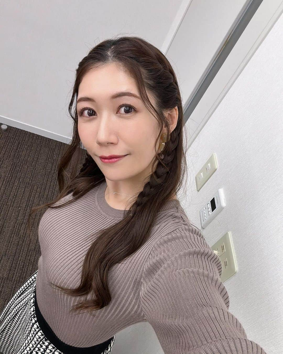 穂川果音さんのインスタグラム写真 - (穂川果音Instagram)「hairstyle  巻き髪アレンジ！  earrings→ @abiste_official   #hairarrange #ハーフアップ　#ハーフアップアレンジ　#ゆる巻き　#ダウンスタイル　#巻き髪アレンジ　#アベプラ」12月8日 11時38分 - hokawakanonn