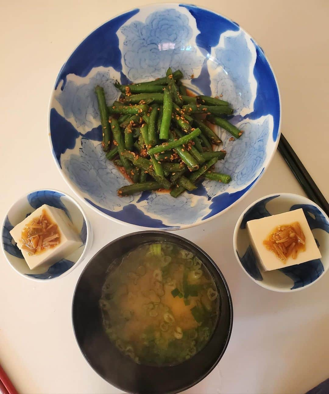 桃井かおりさんのインスタグラム写真 - (桃井かおりInstagram)「又、”お味噌汁だけでいい“と奴が言う。。”そうだね“と我も食欲ないが、ここいらで食べる習慣取り戻せねば。お豆腐に煮キノコ乗っけ+いんげんの胡麻汚しで汚してみせた。 #かおり飯」12月8日 11時47分 - kaori_momoi