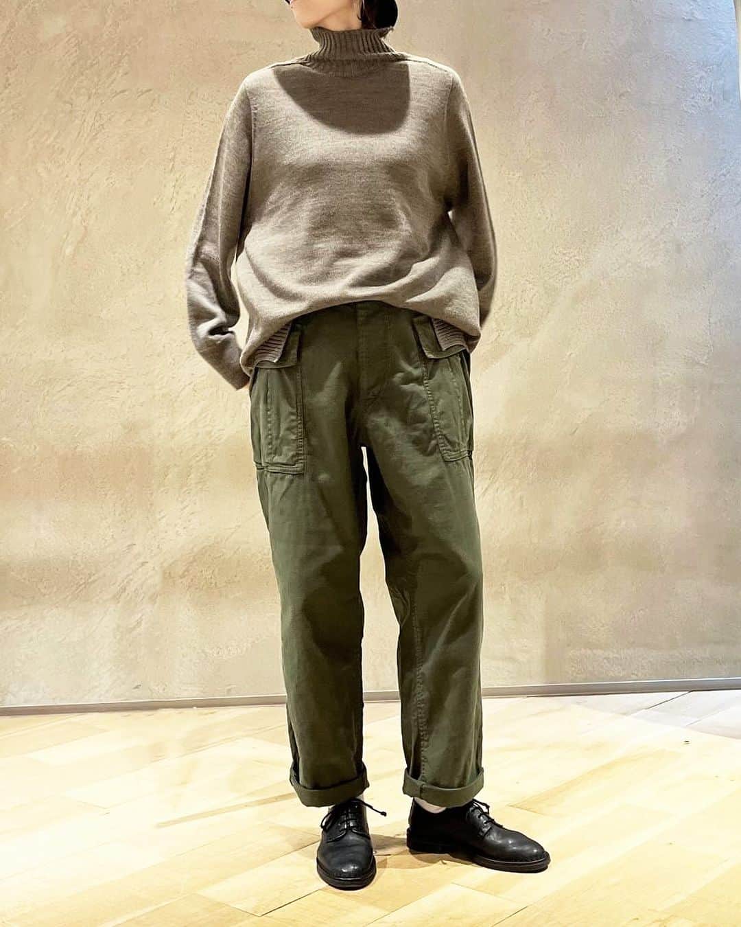 pas de calais -パドカレ-のインスタグラム：「•  pas de calais  •Knit (No.2434) Light gray, Greige, Black 25,300yen (Online Storeは12/13(水)18:00発売予定)  •Pants (No.8398) Olive 28,600yen  #pasdecalais  #pasdecalais_offical_jp  #パドカレ #capsulecollection  #outfit  #パドカレコーデ #natural  #knit」