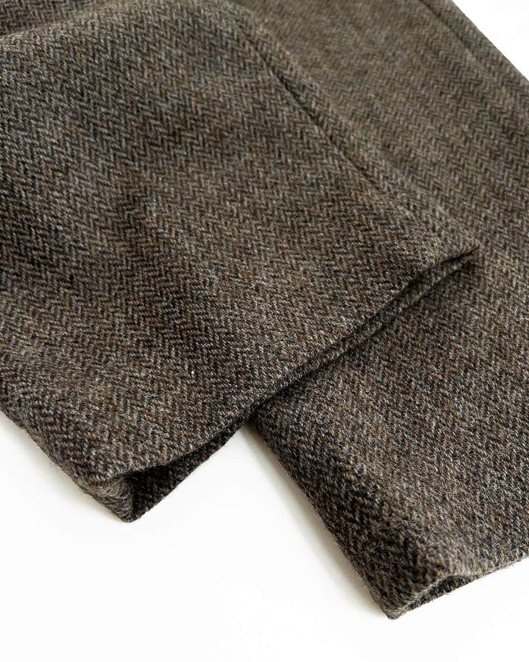 pas de calais -パドカレ-さんのインスタグラム写真 - (pas de calais -パドカレ-Instagram)「•  pas de calais  Capsule Collection  Eco Wool Herringbone Pants (No.8502) Beige, Khaki 30,800yen  (Online Storeは12/13(水)18:00発売予定)  #pasdecalais  #pasdecalais_offical_jp  #パドカレ #capsulecollection  #pants #heringbone  #23aw #fashion」12月8日 11時58分 - pasdecalais_official_jp