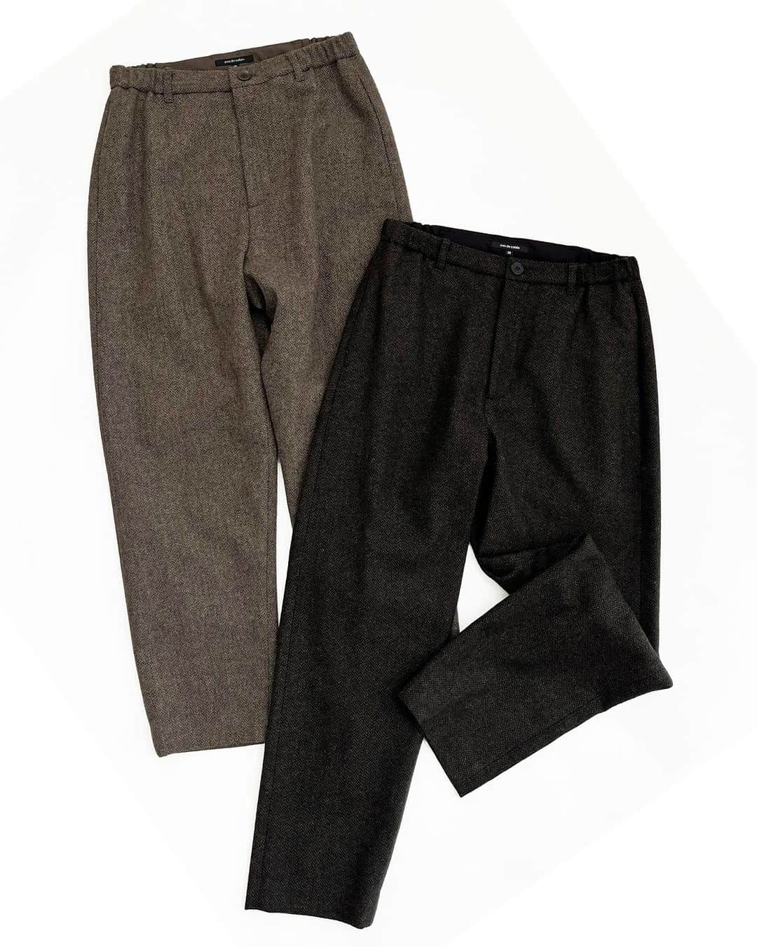 pas de calais -パドカレ-のインスタグラム：「•  pas de calais  Capsule Collection  Eco Wool Herringbone Pants (No.8502) Beige, Khaki 30,800yen  (Online Storeは12/13(水)18:00発売予定)  #pasdecalais  #pasdecalais_offical_jp  #パドカレ #capsulecollection  #pants #heringbone  #23aw #fashion」