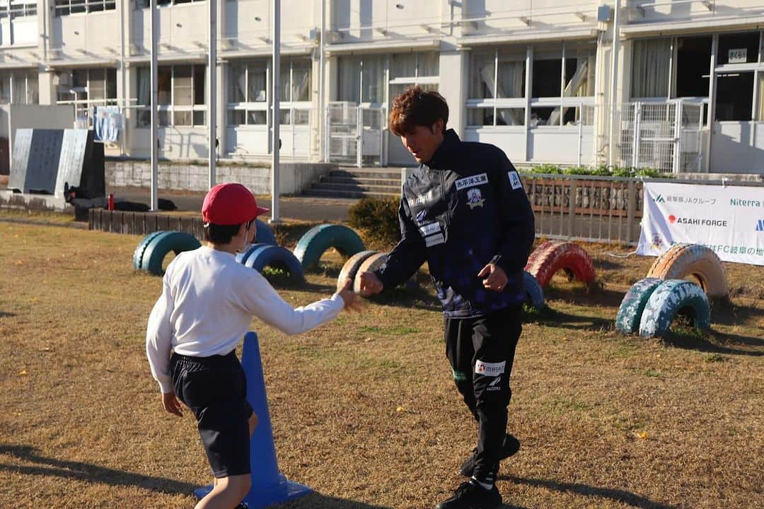 柏木陽介さんのインスタグラム写真 - (柏木陽介Instagram)「関市の桜ヶ丘小学校に行ってきました。  子供たちのパワーは凄いなと改めて感じました。  こうやって触れ合えて、お話しできただけでとても幸せな時間でした。  子供たちがたくさん夢を持って、希望を持って、好きなことに取り組んでいけるようになってほしいなと思います。  来年からこういう取り組みたくさんしていくので、みなさん待っててください。  #関市#桜ヶ丘小学校#子供#パワー#夢#希望」12月8日 11時51分 - yosuke_kashiwagi