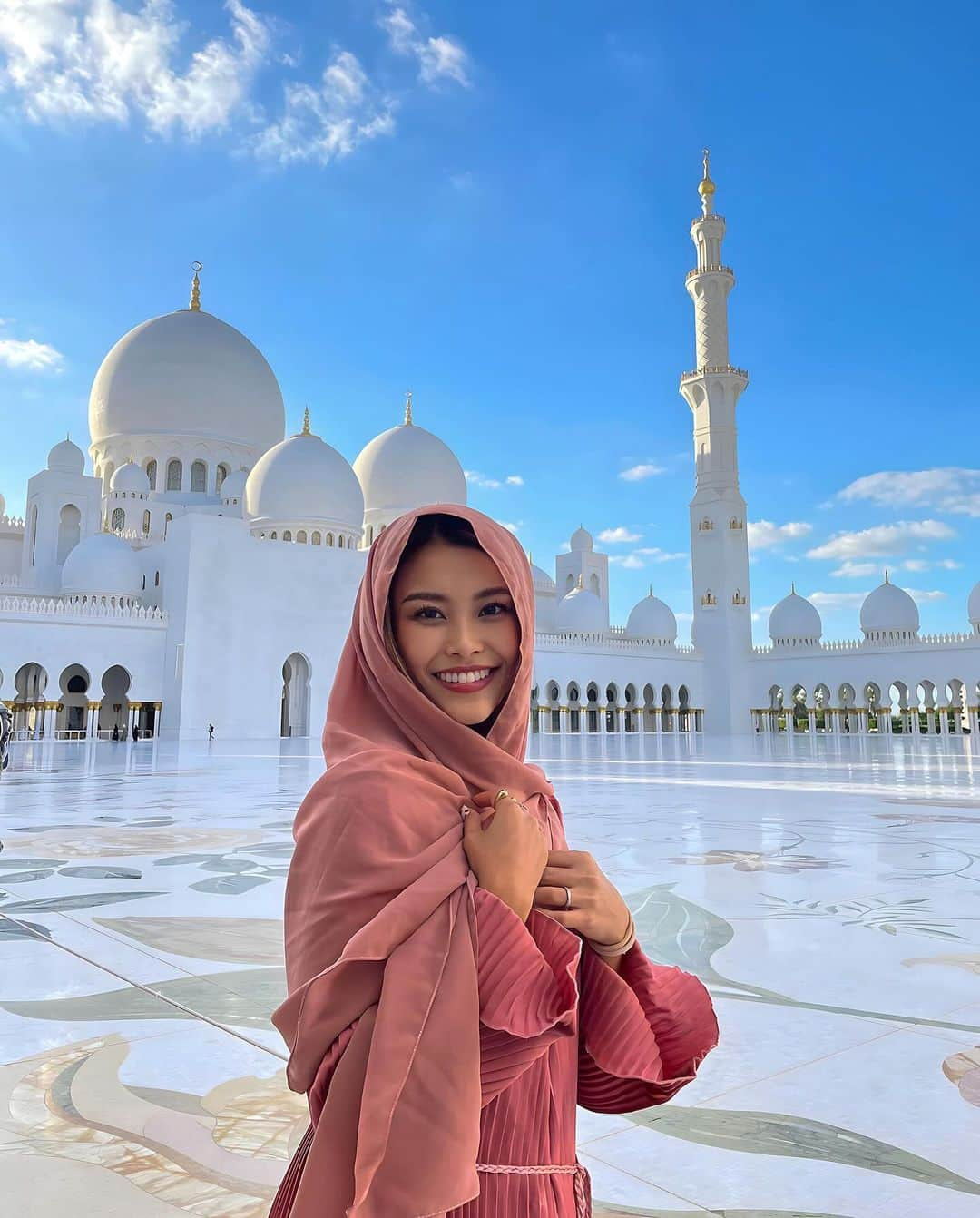 吉井香奈恵さんのインスタグラム写真 - (吉井香奈恵Instagram)「Sheikh Zayed Grand Mosque🕌  世界最上級のアブダビのモスク🧞‍♂️🇦🇪 息を呑むほどの美しさで感動でした🥲😭✨✨  約500億円以上をかけて建築されていて シャンデリアも世界一大きいんやって〜🫣すごすぎ。  さつきに初めてのアバヤを借り リアルジャスミンの世界味わえた🕌🐅💕  ドバイからUberで2時間したけど 行く価値ありすぎる😭💖💖💖  #モスク #アブダビ #シェイクザイードグランドモスク  #abudhabi #mosque #sheikzayedmosque」12月8日 11時55分 - yoshiikanae