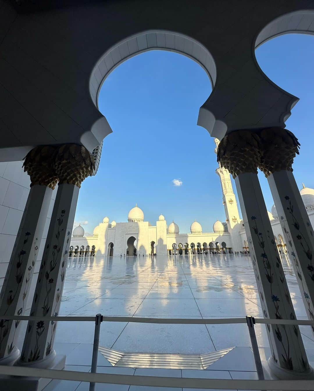 吉井香奈恵さんのインスタグラム写真 - (吉井香奈恵Instagram)「Sheikh Zayed Grand Mosque🕌  世界最上級のアブダビのモスク🧞‍♂️🇦🇪 息を呑むほどの美しさで感動でした🥲😭✨✨  約500億円以上をかけて建築されていて シャンデリアも世界一大きいんやって〜🫣すごすぎ。  さつきに初めてのアバヤを借り リアルジャスミンの世界味わえた🕌🐅💕  ドバイからUberで2時間したけど 行く価値ありすぎる😭💖💖💖  #モスク #アブダビ #シェイクザイードグランドモスク  #abudhabi #mosque #sheikzayedmosque」12月8日 11時55分 - yoshiikanae