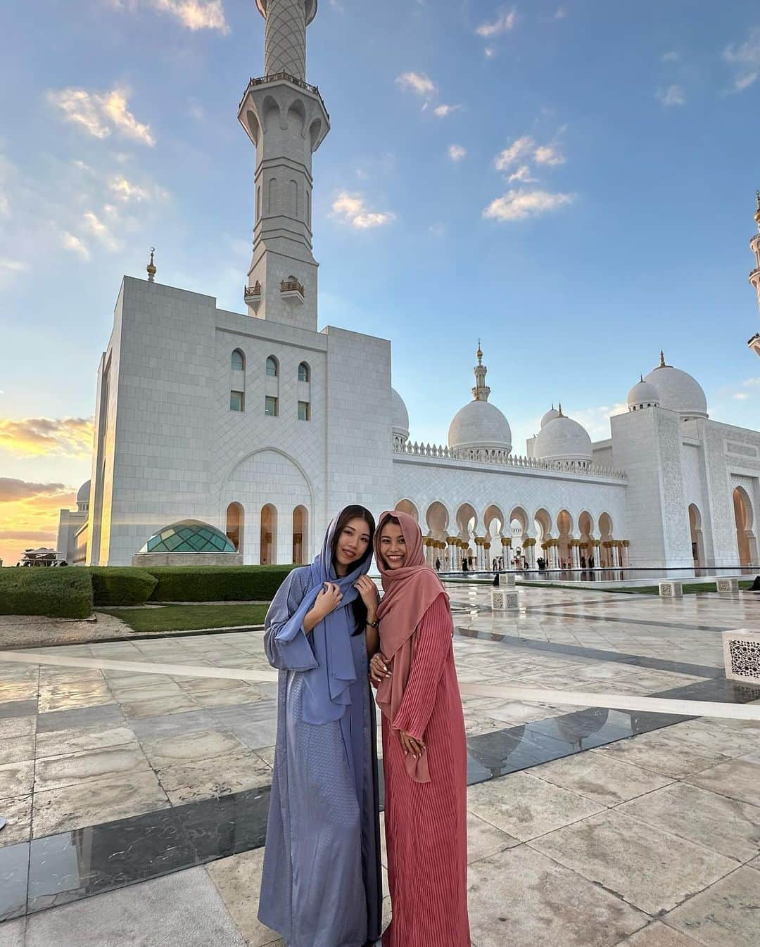 吉井香奈恵さんのインスタグラム写真 - (吉井香奈恵Instagram)「Sheikh Zayed Grand Mosque🕌  世界最上級のアブダビのモスク🧞‍♂️🇦🇪 息を呑むほどの美しさで感動でした🥲😭✨✨  約500億円以上をかけて建築されていて シャンデリアも世界一大きいんやって〜🫣すごすぎ。  さつきに初めてのアバヤを借り リアルジャスミンの世界味わえた🕌🐅💕  ドバイからUberで2時間したけど 行く価値ありすぎる😭💖💖💖  #モスク #アブダビ #シェイクザイードグランドモスク  #abudhabi #mosque #sheikzayedmosque」12月8日 11時55分 - yoshiikanae