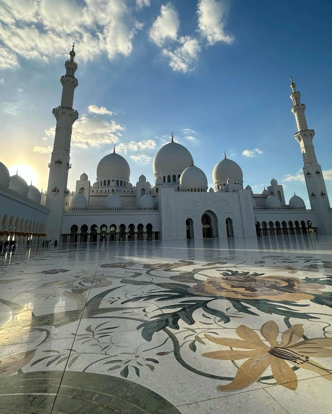 吉井香奈恵さんのインスタグラム写真 - (吉井香奈恵Instagram)「Sheikh Zayed Grand Mosque🕌  世界最上級のアブダビのモスク🧞‍♂️🇦🇪 息を呑むほどの美しさで感動でした🥲😭✨✨  約500億円以上をかけて建築されていて シャンデリアも世界一大きいんやって〜🫣すごすぎ。  さつきに初めてのアバヤを借り リアルジャスミンの世界味わえた🕌🐅💕  ドバイからUberで2時間したけど 行く価値ありすぎる😭💖💖💖  #モスク #アブダビ #シェイクザイードグランドモスク  #abudhabi #mosque #sheikzayedmosque」12月8日 11時55分 - yoshiikanae