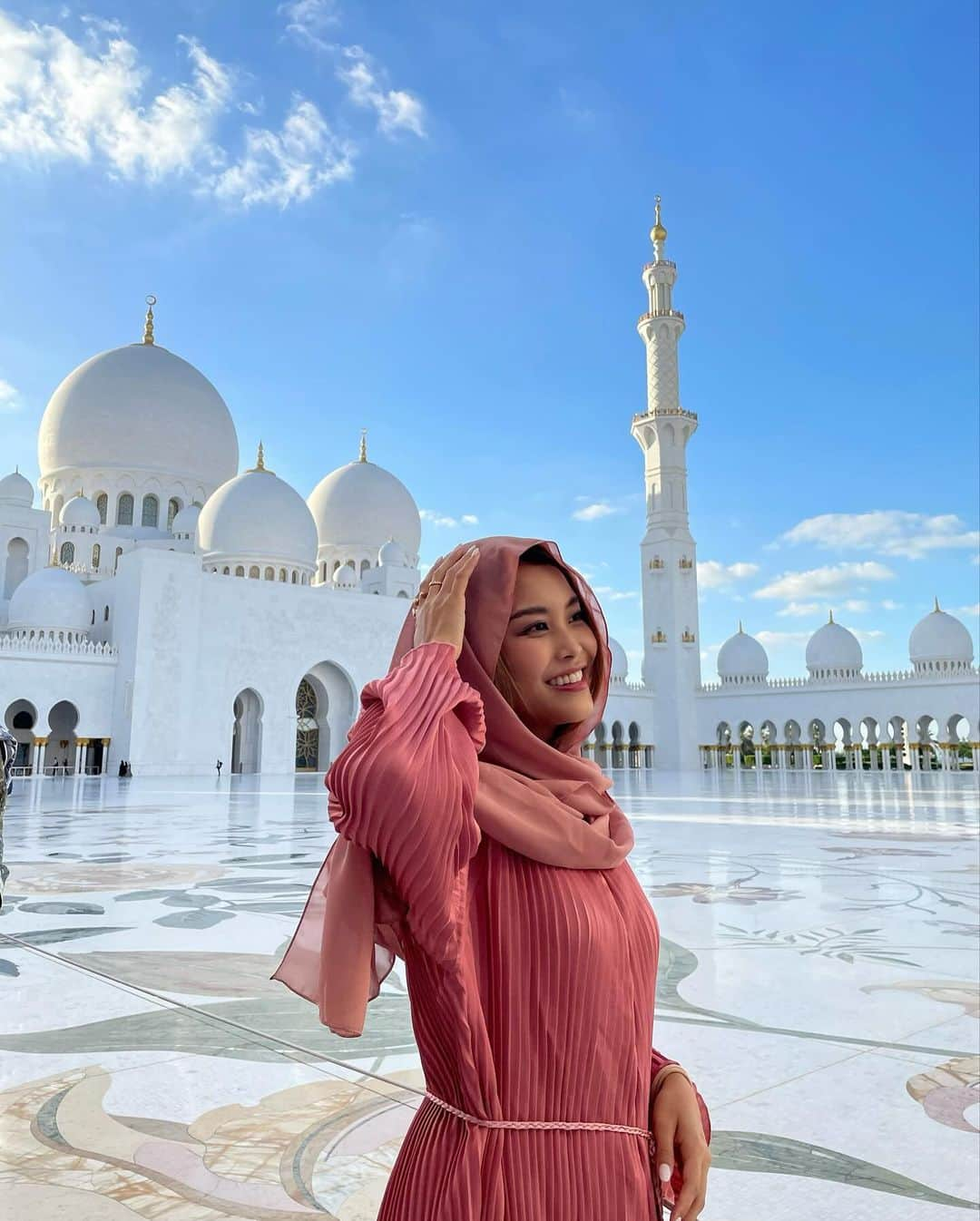 吉井香奈恵さんのインスタグラム写真 - (吉井香奈恵Instagram)「Sheikh Zayed Grand Mosque🕌  世界最上級のアブダビのモスク🧞‍♂️🇦🇪 息を呑むほどの美しさで感動でした🥲😭✨✨  約500億円以上をかけて建築されていて シャンデリアも世界一大きいんやって〜🫣すごすぎ。  さつきに初めてのアバヤを借り リアルジャスミンの世界味わえた🕌🐅💕  ドバイからUberで2時間したけど 行く価値ありすぎる😭💖💖💖  #モスク #アブダビ #シェイクザイードグランドモスク  #abudhabi #mosque #sheikzayedmosque」12月8日 11時55分 - yoshiikanae