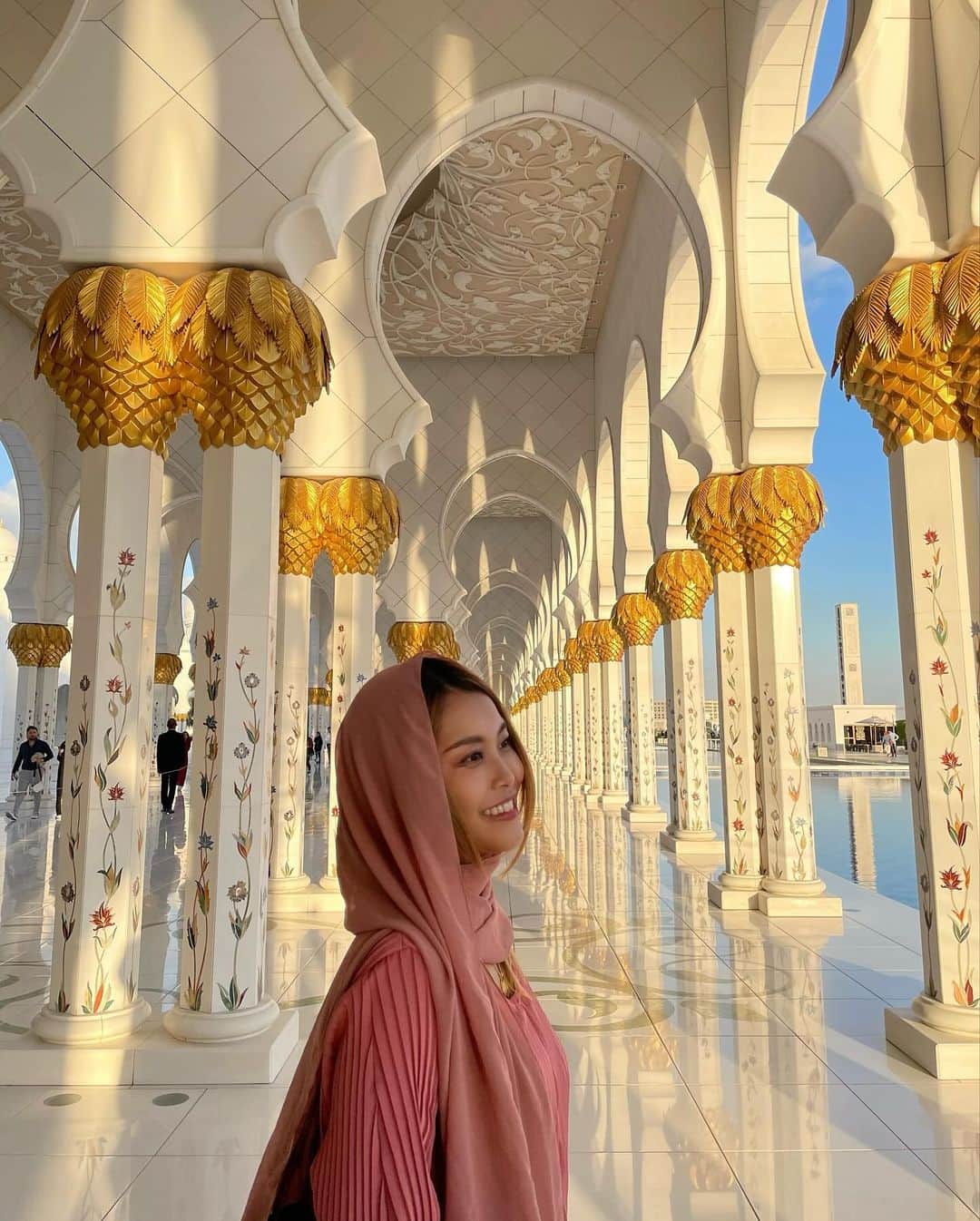 吉井香奈恵さんのインスタグラム写真 - (吉井香奈恵Instagram)「Sheikh Zayed Grand Mosque🕌  世界最上級のアブダビのモスク🧞‍♂️🇦🇪 息を呑むほどの美しさで感動でした🥲😭✨✨  約500億円以上をかけて建築されていて シャンデリアも世界一大きいんやって〜🫣すごすぎ。  さつきに初めてのアバヤを借り リアルジャスミンの世界味わえた🕌🐅💕  ドバイからUberで2時間したけど 行く価値ありすぎる😭💖💖💖  #モスク #アブダビ #シェイクザイードグランドモスク  #abudhabi #mosque #sheikzayedmosque」12月8日 11時55分 - yoshiikanae