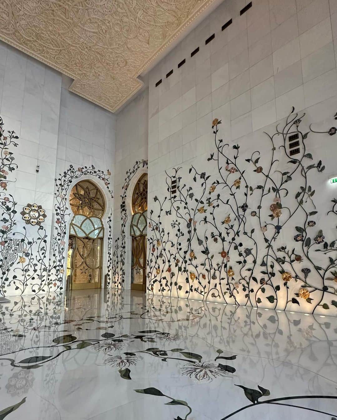 吉井香奈恵さんのインスタグラム写真 - (吉井香奈恵Instagram)「Sheikh Zayed Grand Mosque🕌  世界最上級のアブダビのモスク🧞‍♂️🇦🇪 息を呑むほどの美しさで感動でした🥲😭✨✨  約500億円以上をかけて建築されていて シャンデリアも世界一大きいんやって〜🫣すごすぎ。  さつきに初めてのアバヤを借り リアルジャスミンの世界味わえた🕌🐅💕  ドバイからUberで2時間したけど 行く価値ありすぎる😭💖💖💖  #モスク #アブダビ #シェイクザイードグランドモスク  #abudhabi #mosque #sheikzayedmosque」12月8日 11時55分 - yoshiikanae