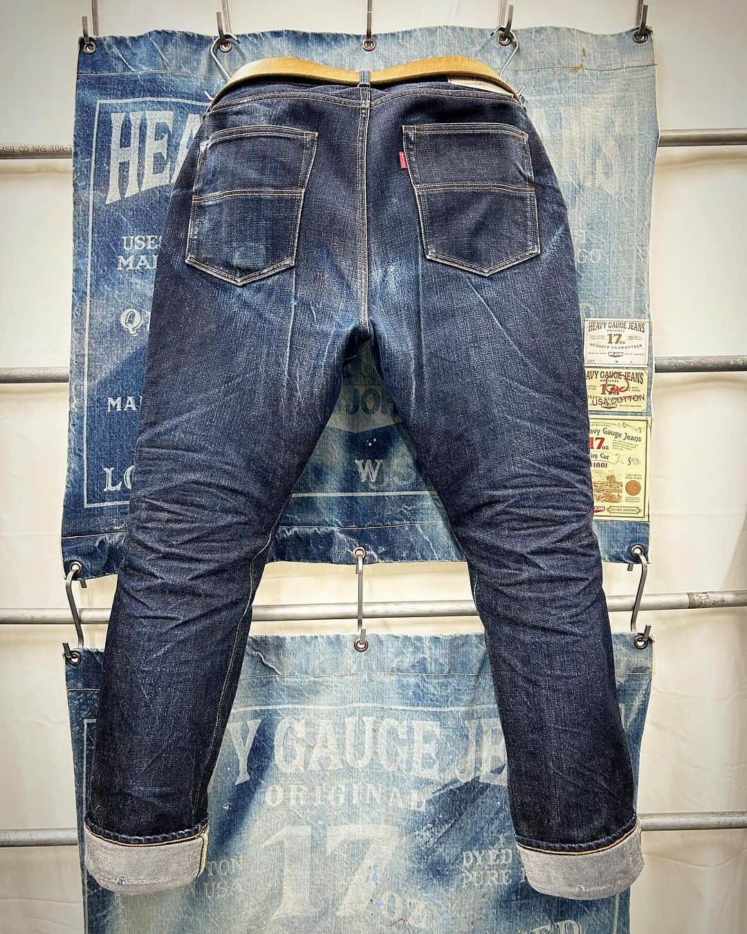 BIG JOHNさんのインスタグラム写真 - (BIG JOHNInstagram)「17oz HEAVY GAUGE SLIM JEANS 【M1801】- 001 1st wash 89日 2nd wash 92日 3rd wash 92日 4th wash 38日 計311日着用  17oz HEAVY GAUGE JACKET 【M6803】- 001 1st wash 65日 2nd wash 50日 計115日着用  原綿に100%米綿を使用した無骨な5番の糸【U.S.COTTON】をピュアインディゴ染料で特濃色に染めたビッグジョンオリジナルのセルヴィッチジーンズです ジーンズが生まれたアメリカの大地の香りが漂うそんな男臭いアイテムです  スタッフ onishi  ビッグジョン児島本店 ビッグジョン東京店 ビッグジョン大阪店 BIGJOHN ONLINE SHOP   @bigjohnjeans @bigjohnshop @bigjohntokyo @bigjohnosaka  #bigjohn #bigjohnjeans #jeans #denim #23oz #japan #okayama #kurashiki #kojima #denimcode #toughjeans #tough #selvedgejeans #selvedge #cotton #extra #organic #xxxx  #rawdenim #drydenim #13oz  #gunjyo #m1 #fashion #ootd #love #indigoinvitational #rawdenim #drydenim #17oz」12月8日 11時55分 - bigjohnjeans